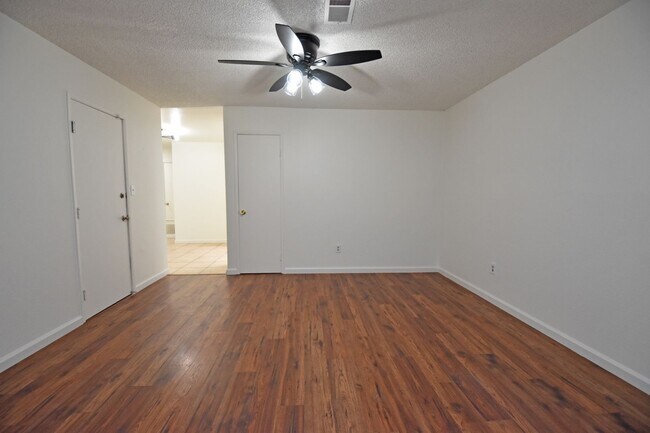Building Photo - 4003-4003 Westporter Dr