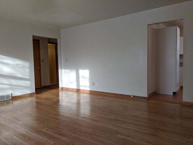 Building Photo - Gorgeous 3 Bed Upper Available with shared Garage & Hardwood floors, Appliances incl.