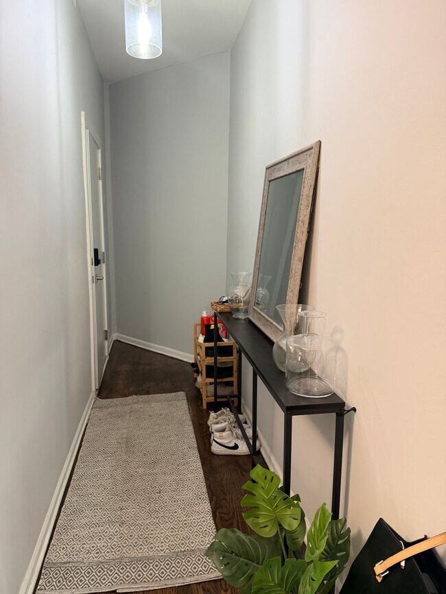 Building Photo - Sun-Drenched Logan Square Studio | 1 Block to California Blue Line