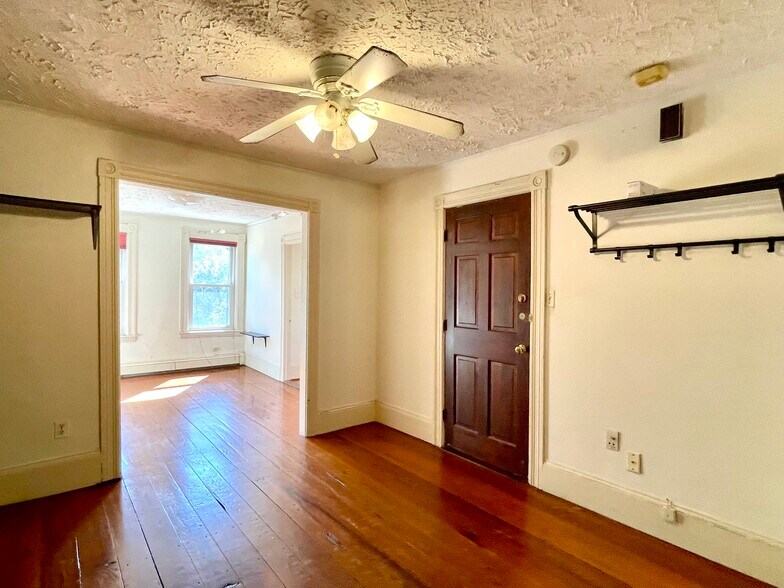 Building Photo - 14 Mead St