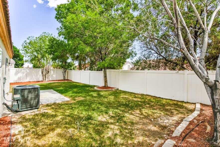 Building Photo - 423 Regal Robin Way