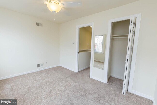 Building Photo - 113 Mountain St