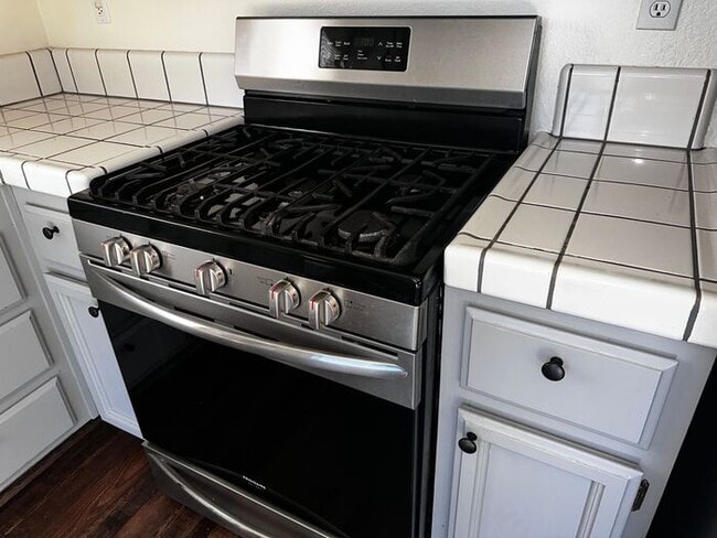 Building Photo - 3 Bedroom 2 Bath House with Amazing Rosevi...