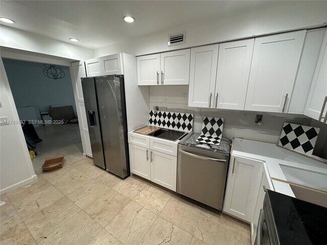 Building Photo - 10350 W Bay Harbor Dr