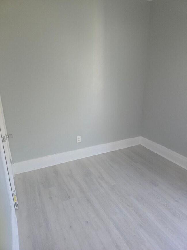 Building Photo - Three Bed 1 Bath Apartment for Rent!