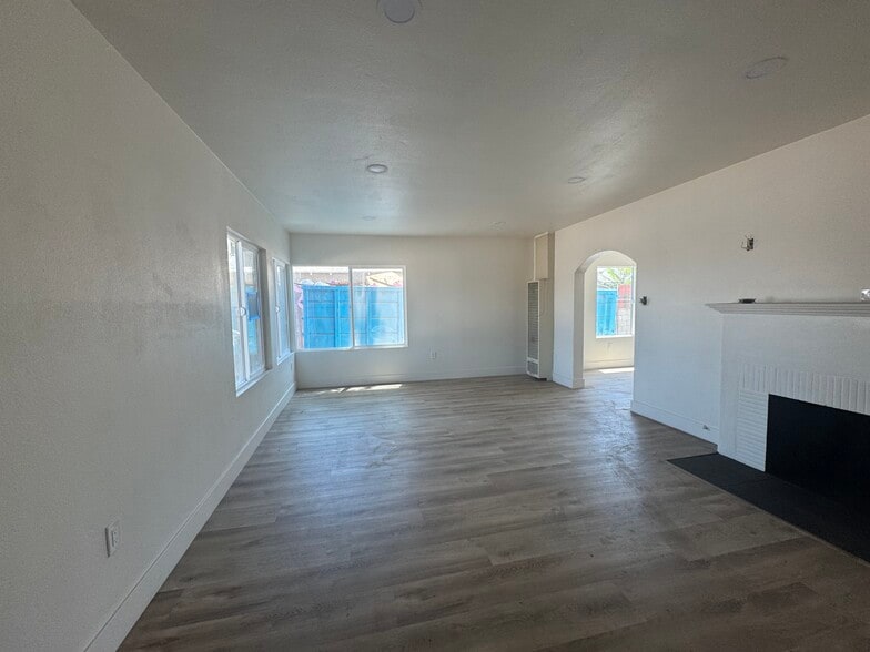 Building Photo - 775 S San Antonio Ave