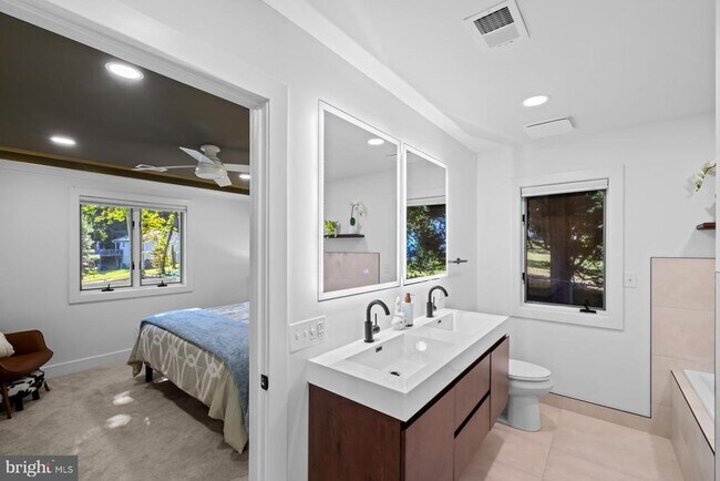 Building Photo - 5510 Beach Dr