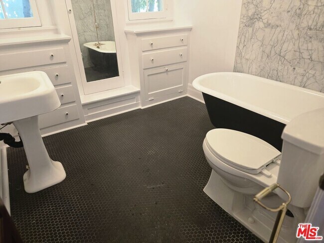 Building Photo - 317 S Norton Ave