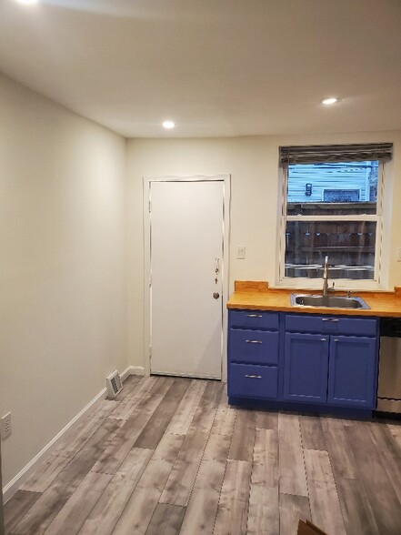 Building Photo - 541 Watkins St