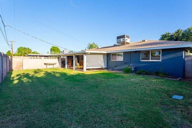 Building Photo - 2040 W Cambridge Ave