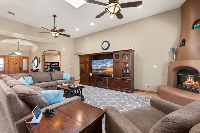 Building Photo - Rio Rancho Gem - Stunning 4-Bedroom Home –...
