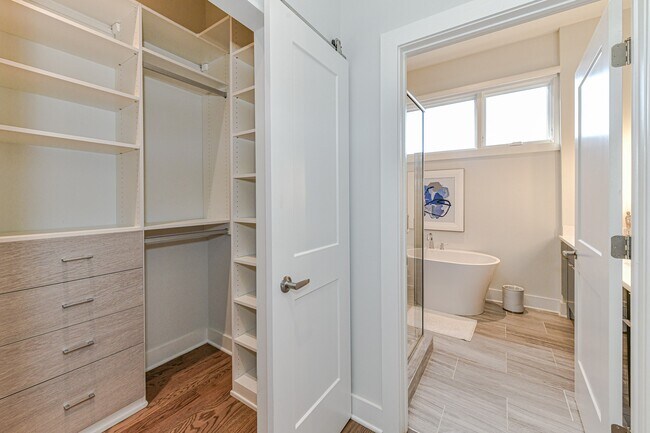 Building Photo - 1072 Kenilworth Ave