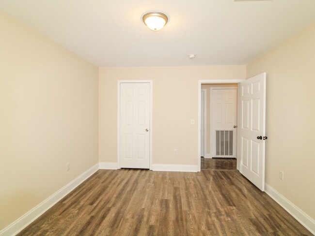 Building Photo - 140 Meadows Ln
