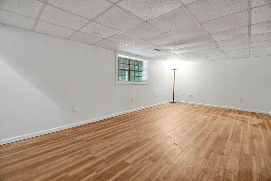 Building Photo - 3541 W Lakeside Dr