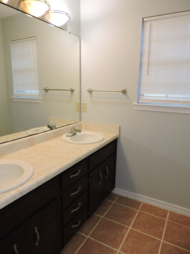 Building Photo - Convenient to interstate, schools & shopping!