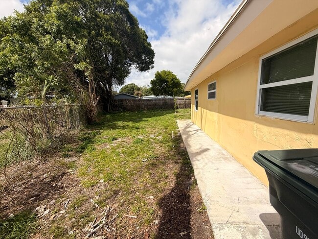 Building Photo - 1604 Zephyr Ave