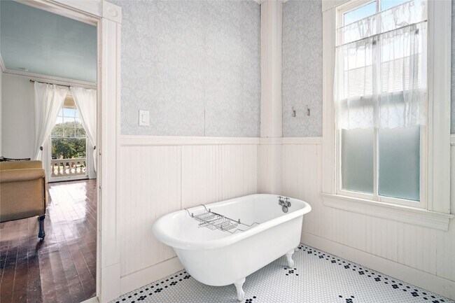 Building Photo - 1112 Broadway Avenue J