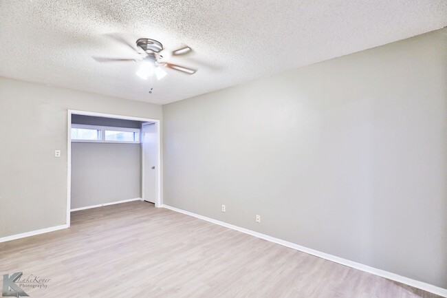 Building Photo - Complete update! 3 bed, 2 bath, 2 living, ...