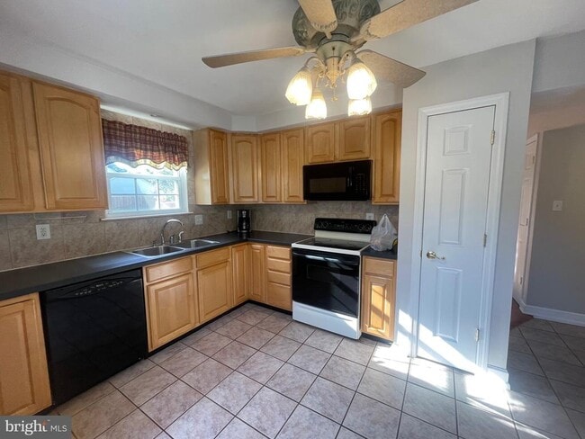 Building Photo - 4 Brookview Dr