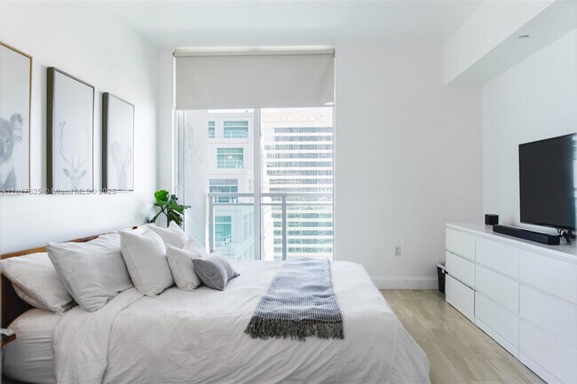 Building Photo - 950 Brickell Bay Dr