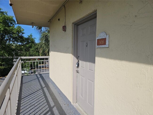 Building Photo - 8290 Lake Dr