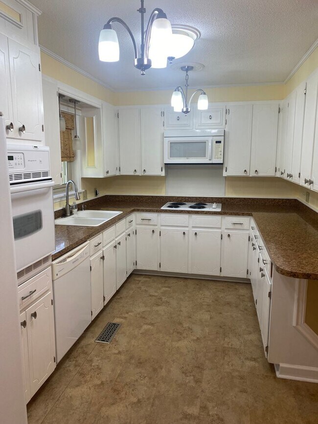 Building Photo - Move in Incentive!