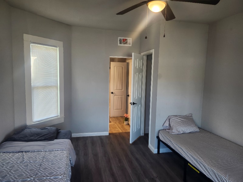 Building Photo - 714 E Lamar St