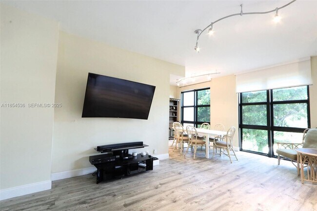 Building Photo - 1121 Crandon Blvd