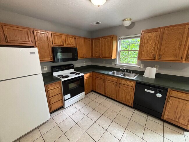 Building Photo - 210 Maple Leaf Ln