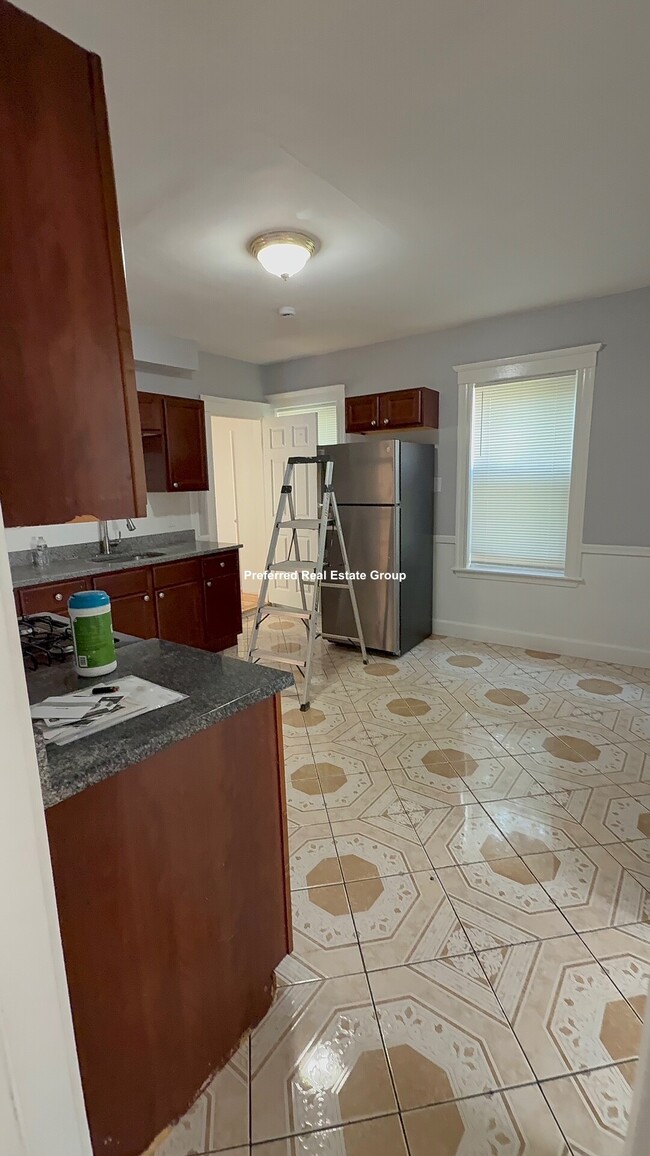 Building Photo - 52 Stonehurst St