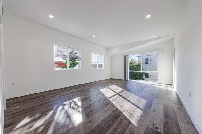 Building Photo - 1119 N Berendo St