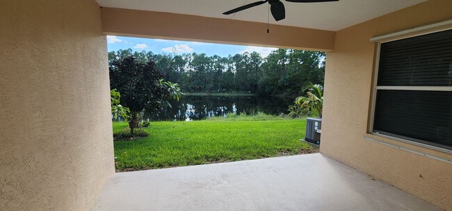 Building Photo - 3 Bedroom 2 Bath Lakefront Townhouse