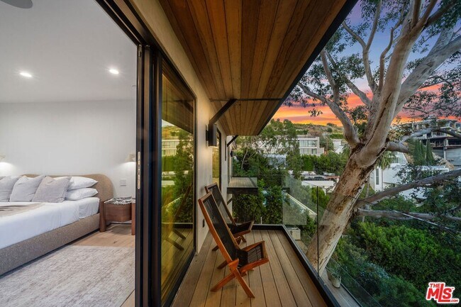 Building Photo - 8800 Hollywood Blvd