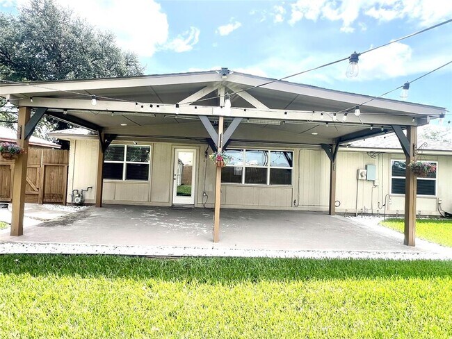 Building Photo - 22114 Pearl Lake Dr