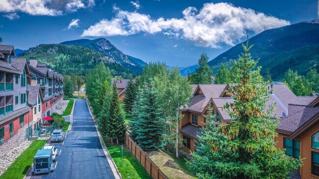 Building Photo - Evolve Real Estate: 3-6 Mos Lease Only Large Fully Furnished Condo Walking Distance to Keystone V...