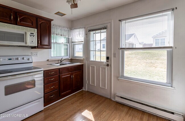 Building Photo - 73 Buckingham Dr N