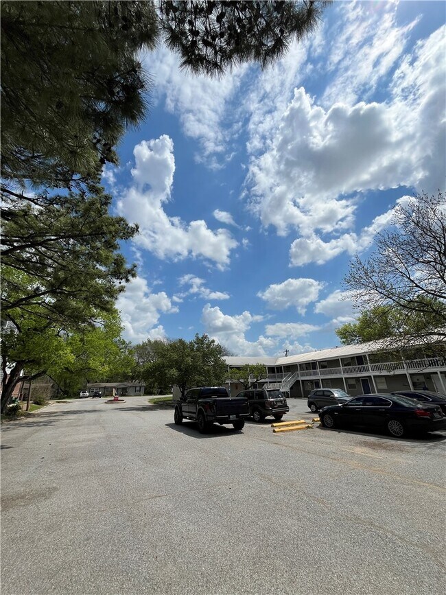 Building Photo - 1701 N Lewis Ave