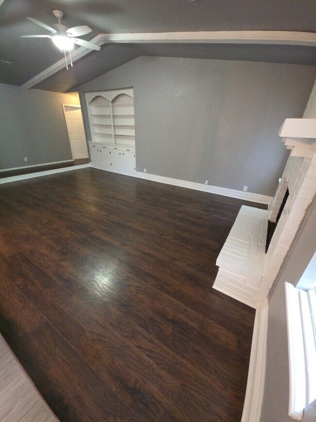 Building Photo - "Charming 3-Bed, 2-Bath Haven in Broken Ar...