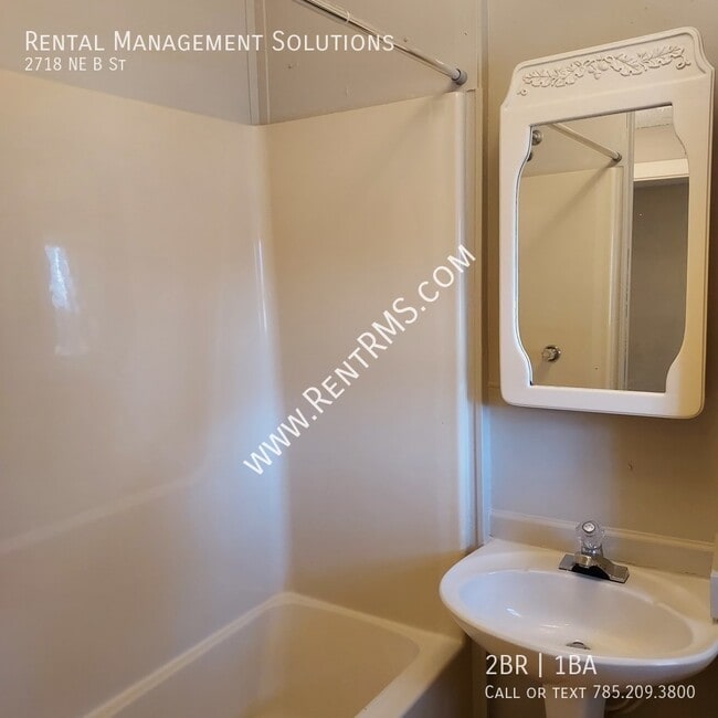 Building Photo - 2718 NE B St