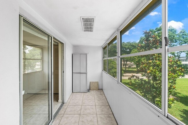 Building Photo - 52 Kingswood E