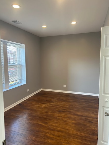 Building Photo - 6016 W Wabansia Ave