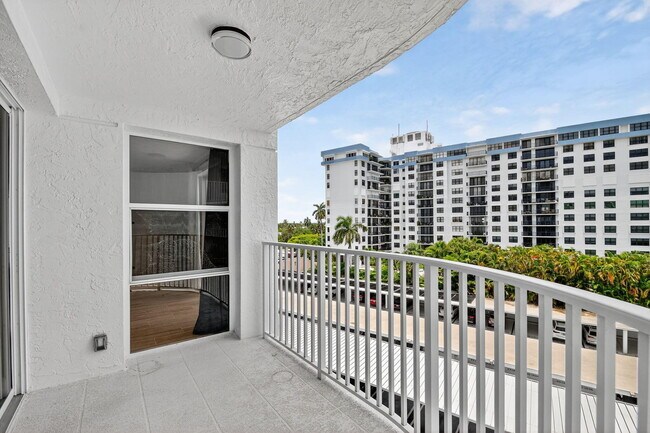 Building Photo - 3901 S Flagler Dr