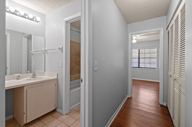 Building Photo - 408 N Cypress Dr