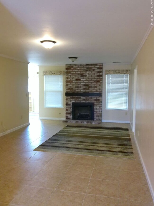 Building Photo - 726 Almond Dr