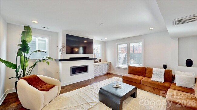 Building Photo - 1220 Lomax Ave