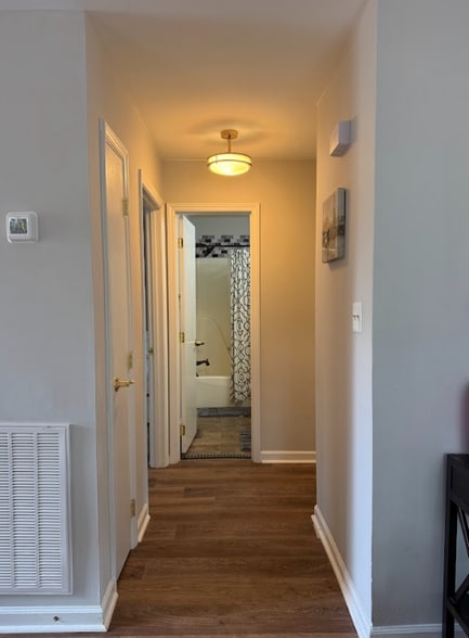 Hallway to bedrooms/bathrooms - 4700 Cornwall Pl