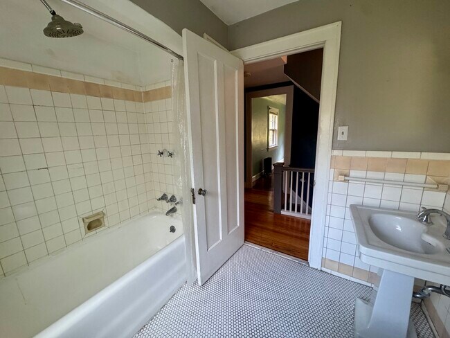 Building Photo - 3403 Dellwood Rd