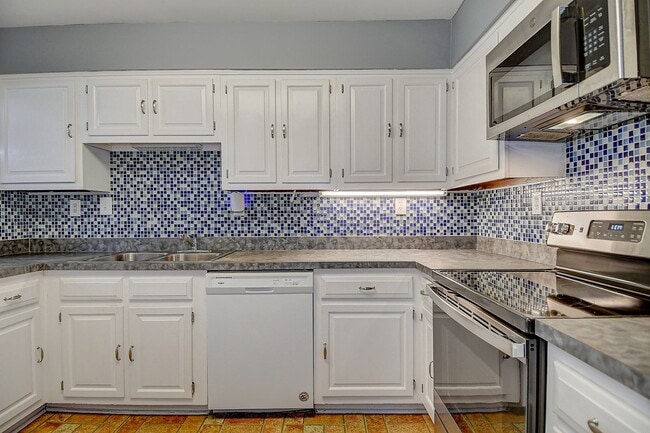 Building Photo - DOWNTOWN NORFOLK TOWNHOUSE