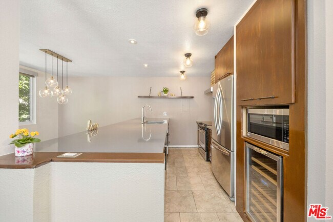 Building Photo - 8535 W Knl Dr