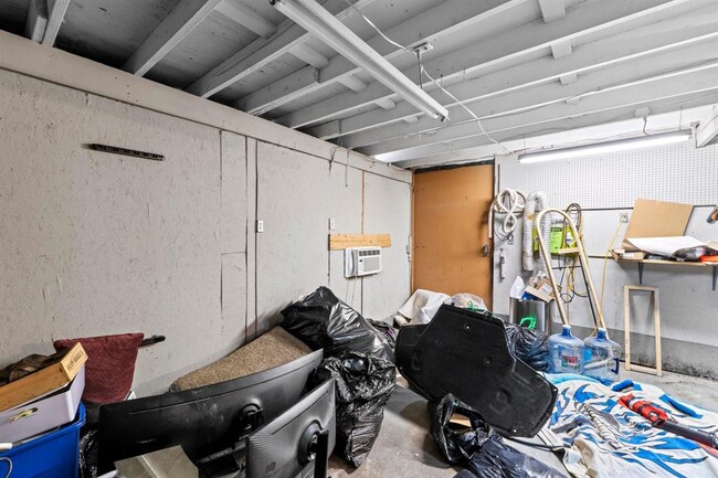 Building Photo - 3000 Fontana Dr